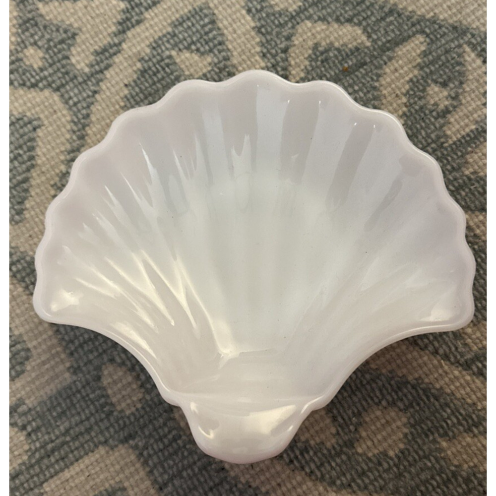 Vintage White Milk Glass Clam Shell Sea Ocean Jewelry Trinket Soap Dish Decor